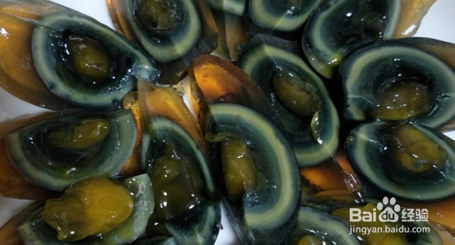 下酒神器凉拌皮蛋的做法。