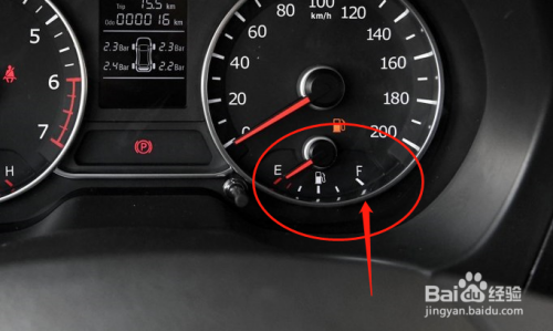 转速表,单位为千转每分钟 3 左下角的小指针仪表是发动机的温度表 4