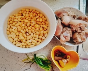 如何做美容养颜的黄豆炖猪蹄呢？