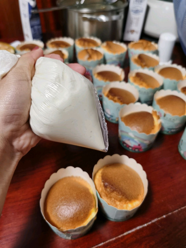 草莓奶油纸杯蛋糕
