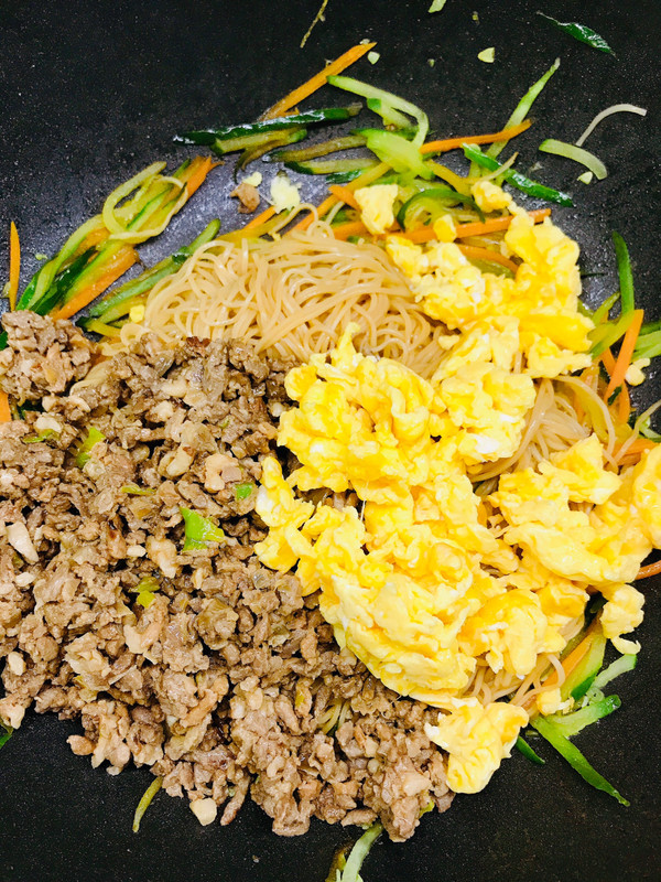 肉臊子鸡蛋炒面