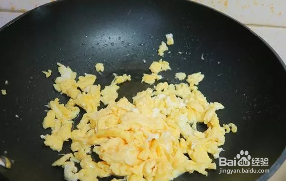 怎么做鸡蛋香肠炒软饼