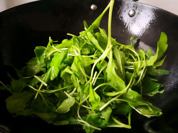 蒜片清炒马兰头