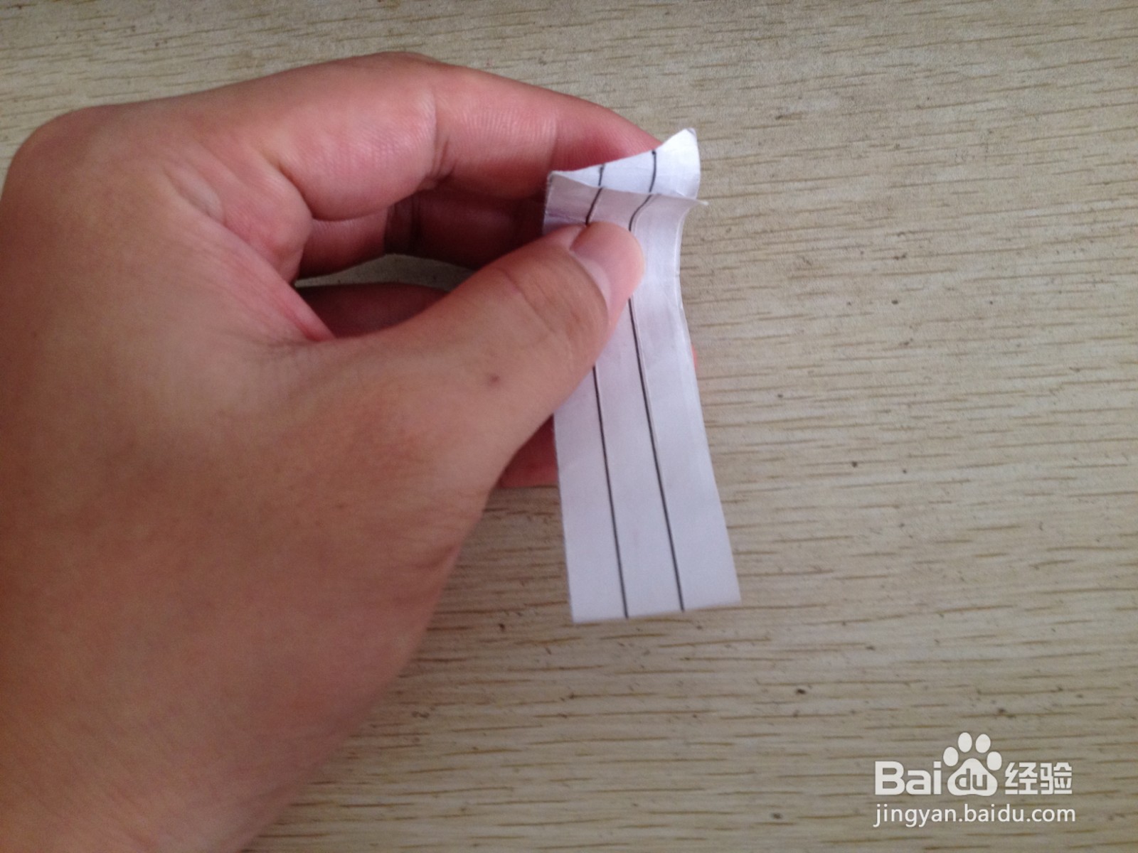 如何用一张纸条做可以支撑两支中性笔的简易支架