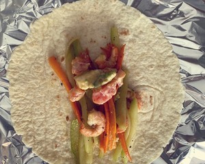 牛油果鸡蛋大虾卷饼的做法