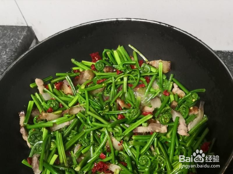 江南特色菜:蕨菜炒腊肉的做法