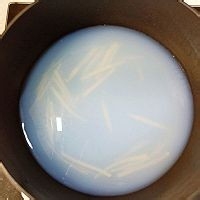 在家制作美味的日式海鲜杂炊