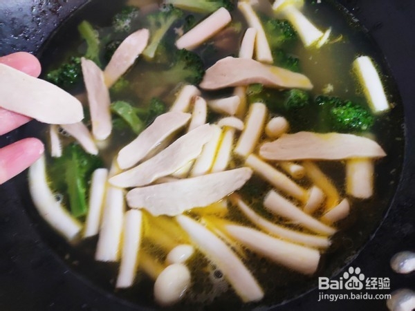 美味的西兰花面条鱼