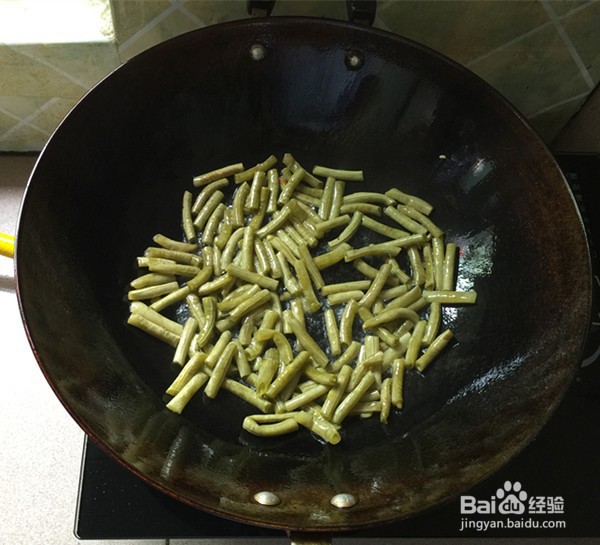 酸豆角炒鸡杂的做法