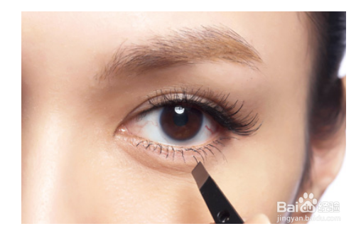 化妆贴假睫毛时候经常出现的错误