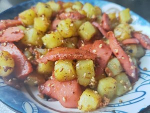 土豆炒火腿肠的做法