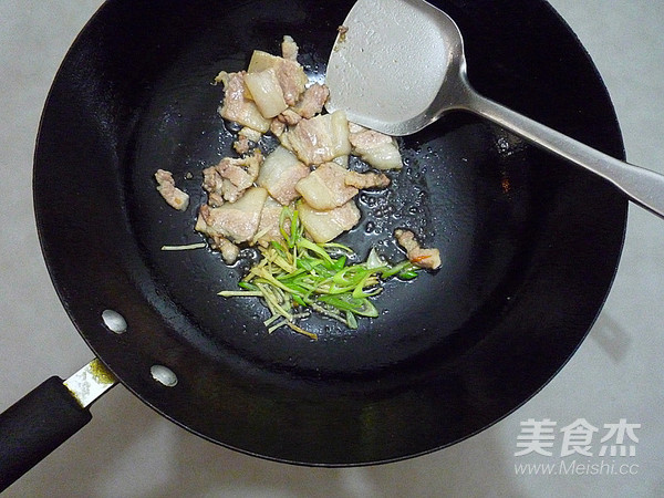 五花肉木耳烧腐竹