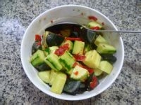 清淡美味:皮蛋拌虎皮青瓜做法