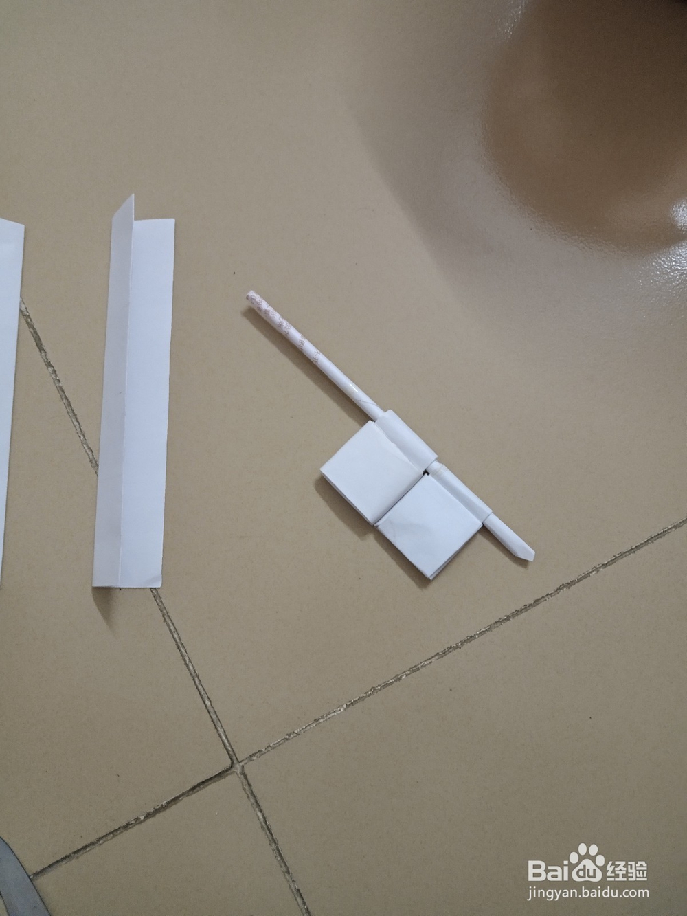 小时的玩具纸手枪