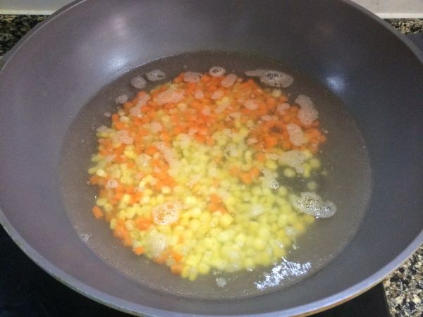 脆皮肠玉米百合杂炒