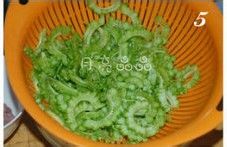 简单几招巧去苦瓜苦味－－苦瓜炒肉片
