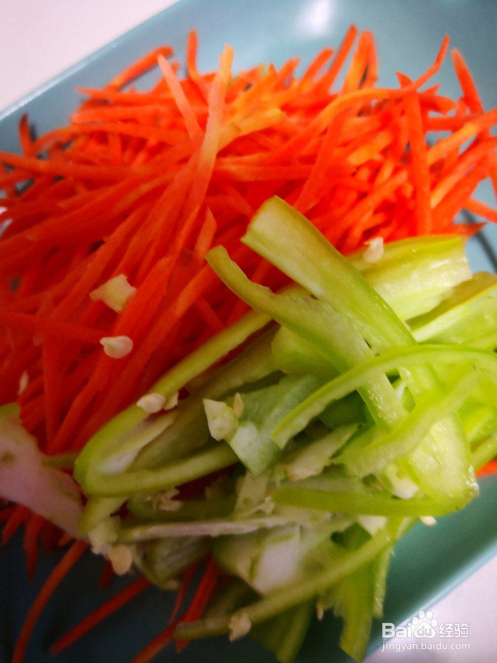 制作美味的青椒丝炒胡萝卜丝