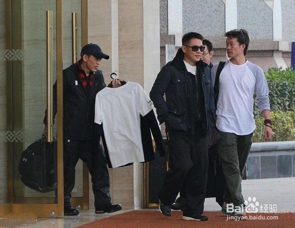 李连杰哥哥长啥样?