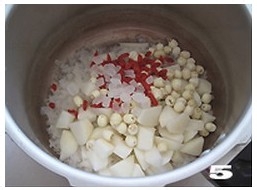 秋季必不可少的润燥养颜羹,秋梨银耳莲子羹