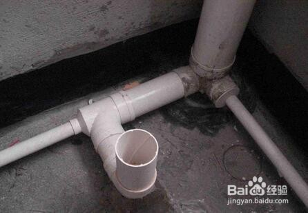 卫生间怎样装马桶底部