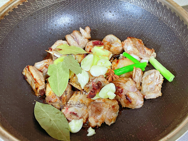 红烧排骨炖土豆