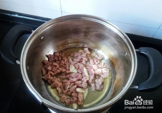 家庭自制板栗肉丁焖饭