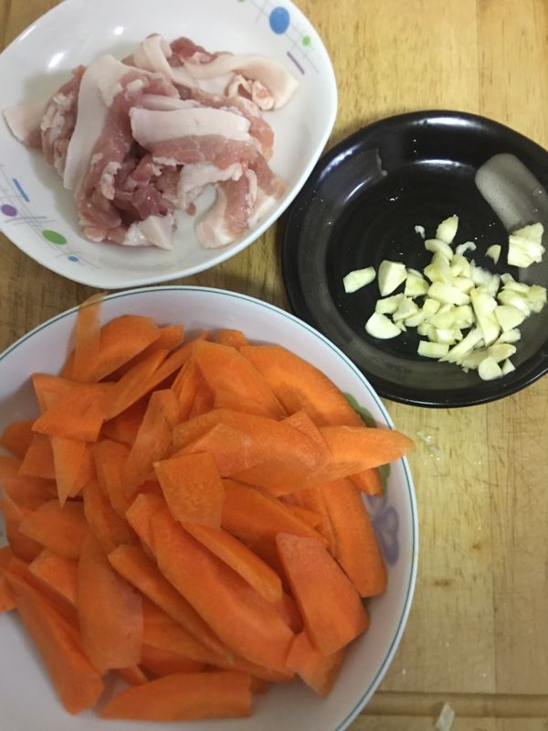 胡萝卜炒五花肉