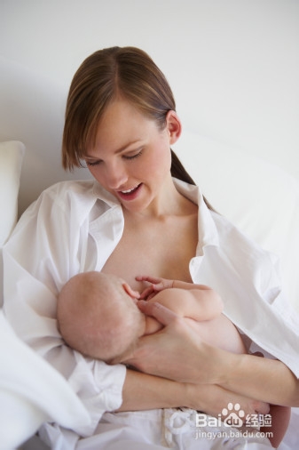 妈妈给新生儿喂奶的注意事项