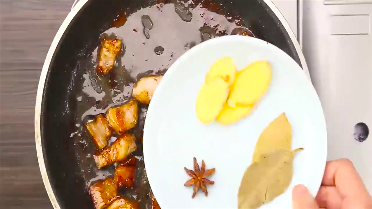红烧肉焖饭是怎么做出来的