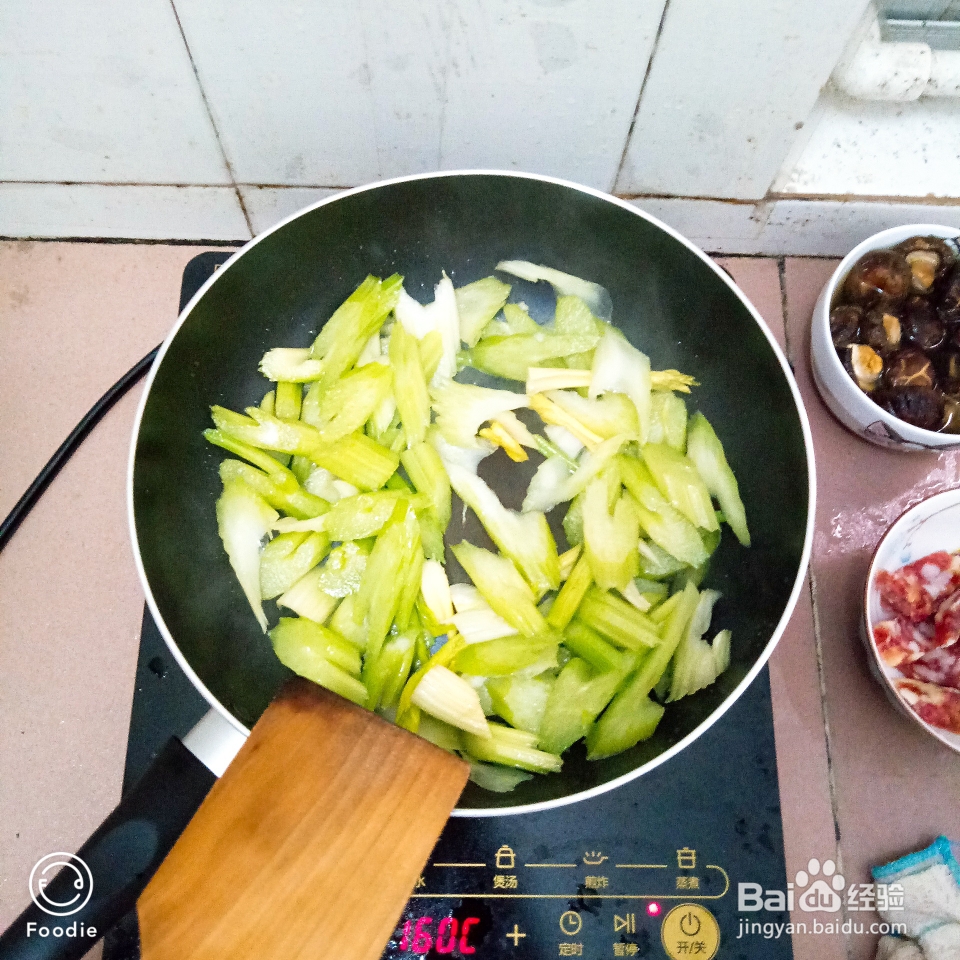 营养美味的芹菜炒腊肠