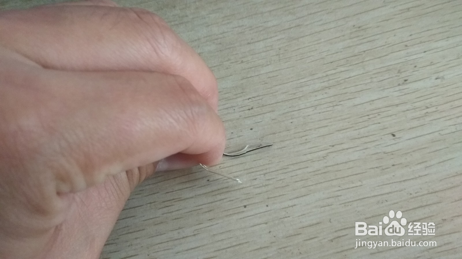 如何用一条细长的硬卡纸做简易的中性笔的支架
