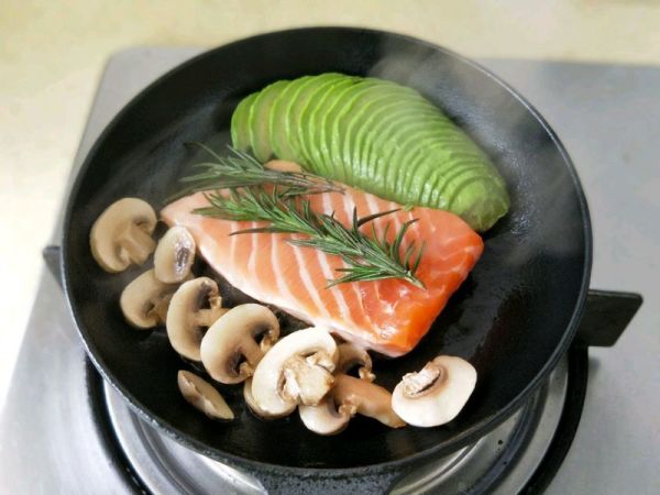 口蘑迷迭香煎三文鱼