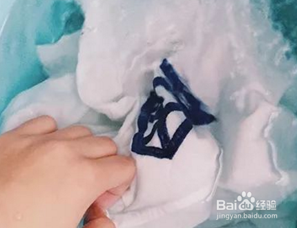 可乐弄衣服上怎么洗掉