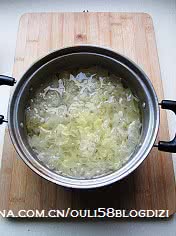 杏仁雪梨银耳汤