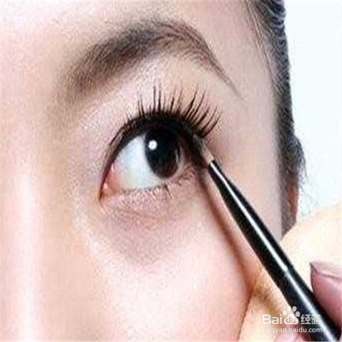 化妆的时候怎么给自己画眼线