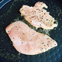 黑胡椒煎鸡排（芥末蜂蜜汁）的做法