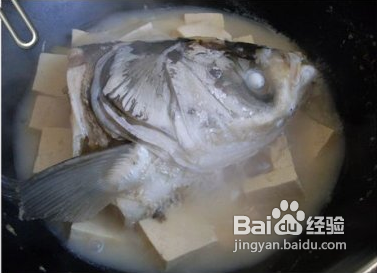 适合上班族冬季滋润皮肤的暖身汤——鱼头豆腐汤