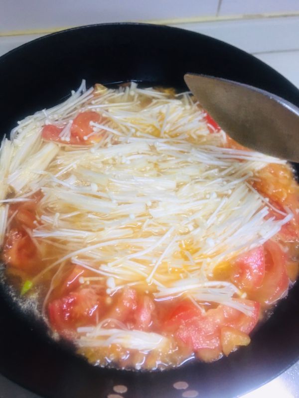 酸汤肥牛金针菇