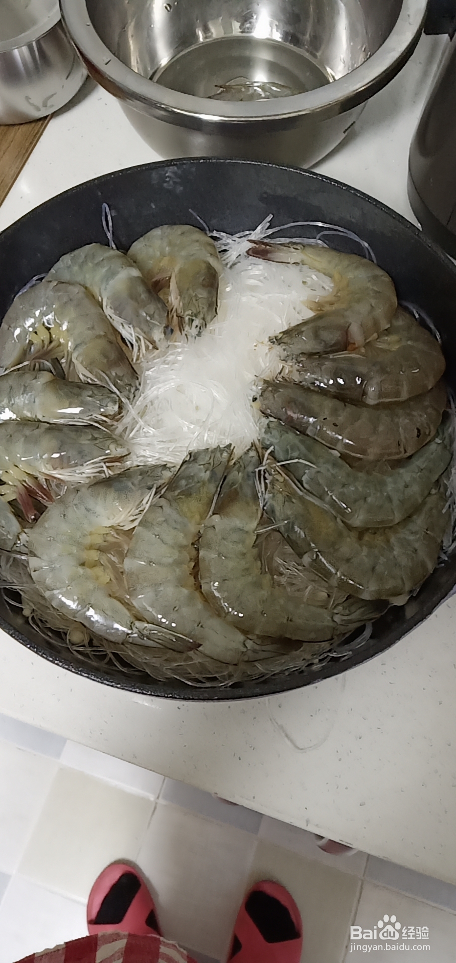怎么简单的做蒜蓉粉丝金针菇虾煲?