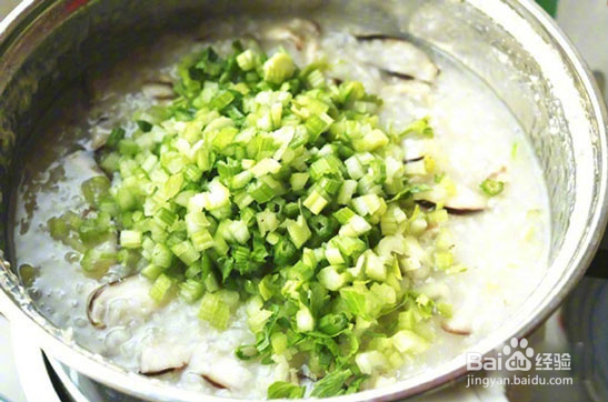 蘑菇芹菜鸡肉粥的做法
