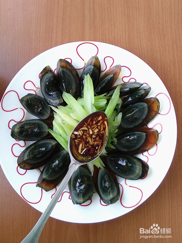 甜蒜汁拌芹菜皮蛋