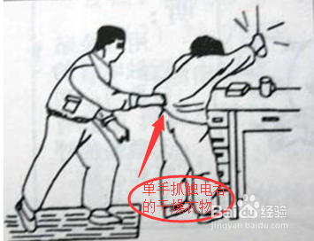 怎样使低压触电者脱离低压电源
