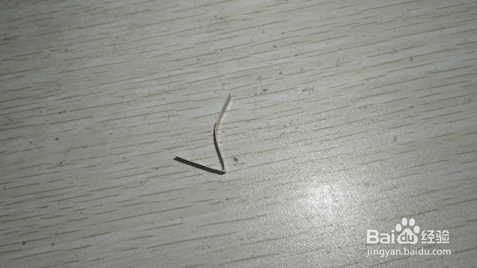 如何用细长的硬卡纸做有弧度的中性笔的支架