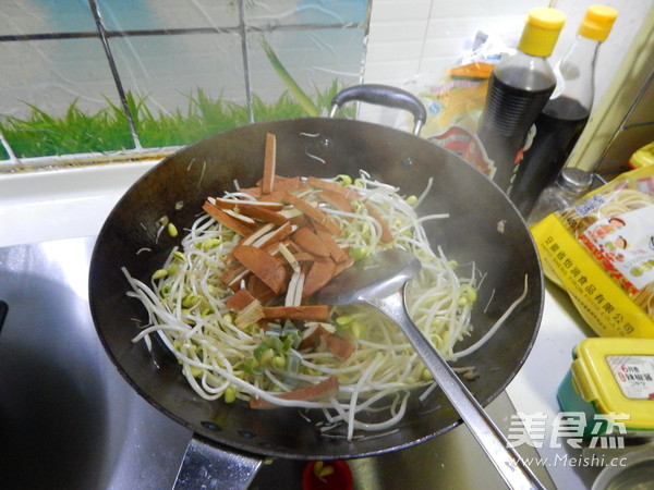 豆芽炒香干的做法