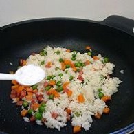 制作酸甜可口的菠萝炒饭