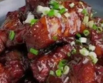 如何在家中做出好吃美味的电饭煲煮五花肉！
