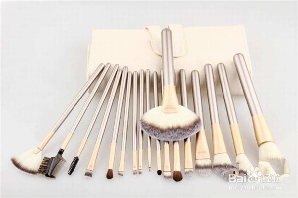 女人选对化妆刷，妆容才能更自然，9招教你搞定