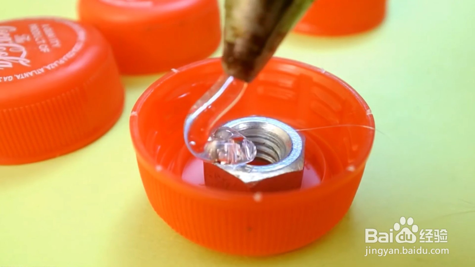 可乐盖还能用来做三角风车，小朋友一定喜欢