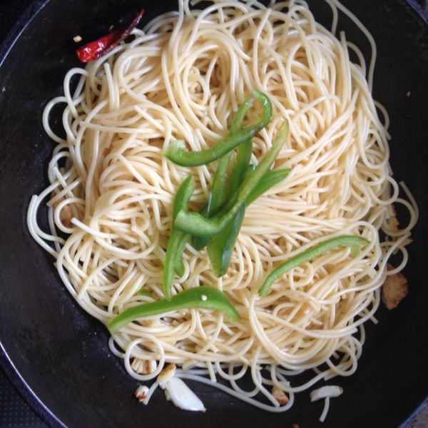 辣味蒜香吞拿鱼面