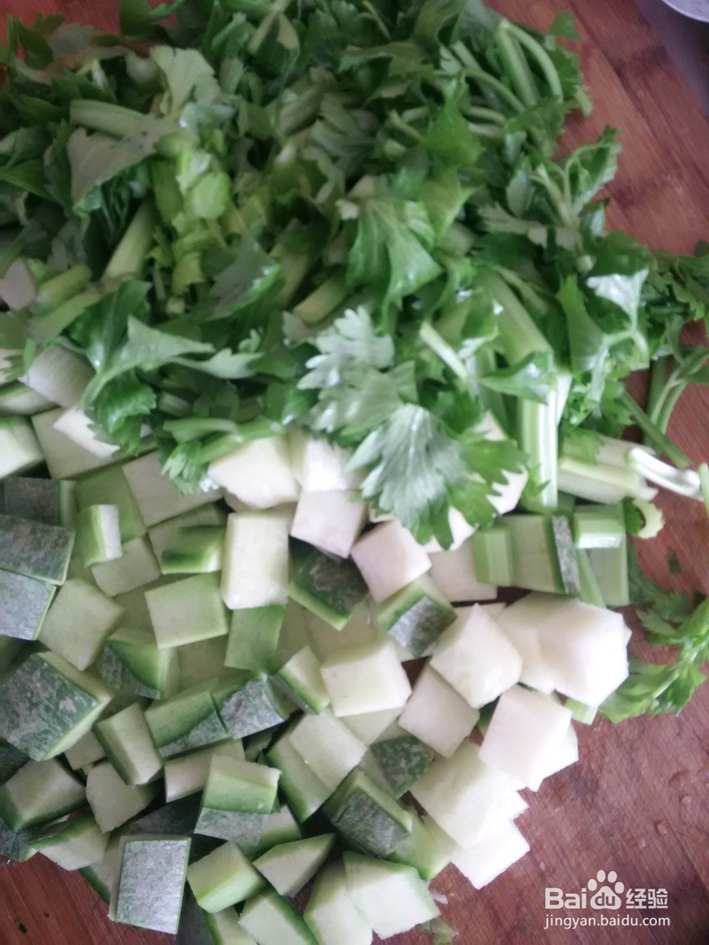 年夜饭；牛大骨炖萝卜，营养、美味